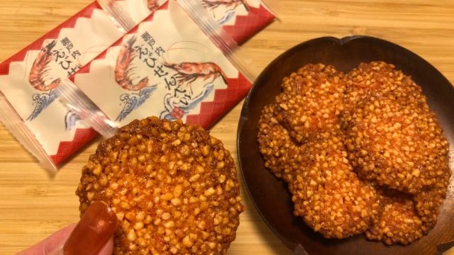 瀬戸内えびせんべい　手に持った写真