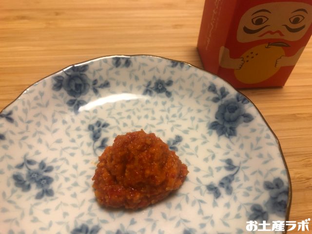 吹屋の紅だるま・赤柚子胡椒お皿に出した写真