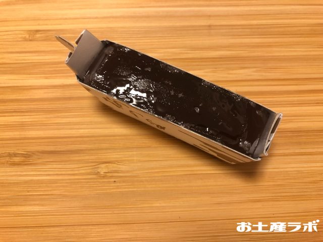 高瀬舟羊羹　上の紙を剥がす