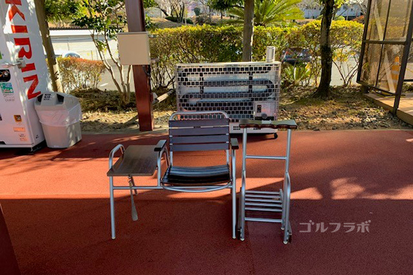 桜ケ丘ゴルフ練習場椅子とストー