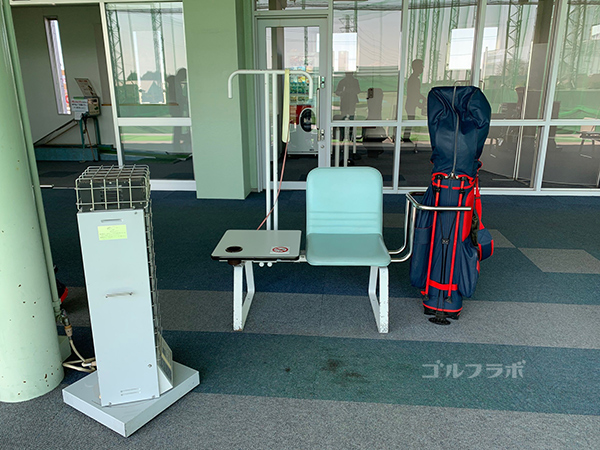 ワールドゴルフ練習場の椅子テーブル