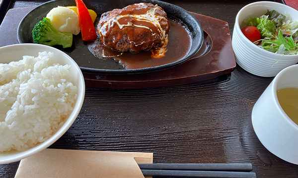 早来カントリー倶楽部のレストランのハンバーグ