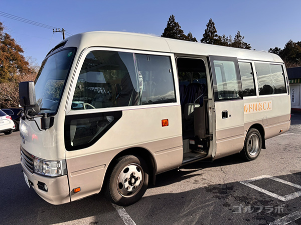 ゴールド川奈カントリークラブのクラブハウスからコースに行くバス